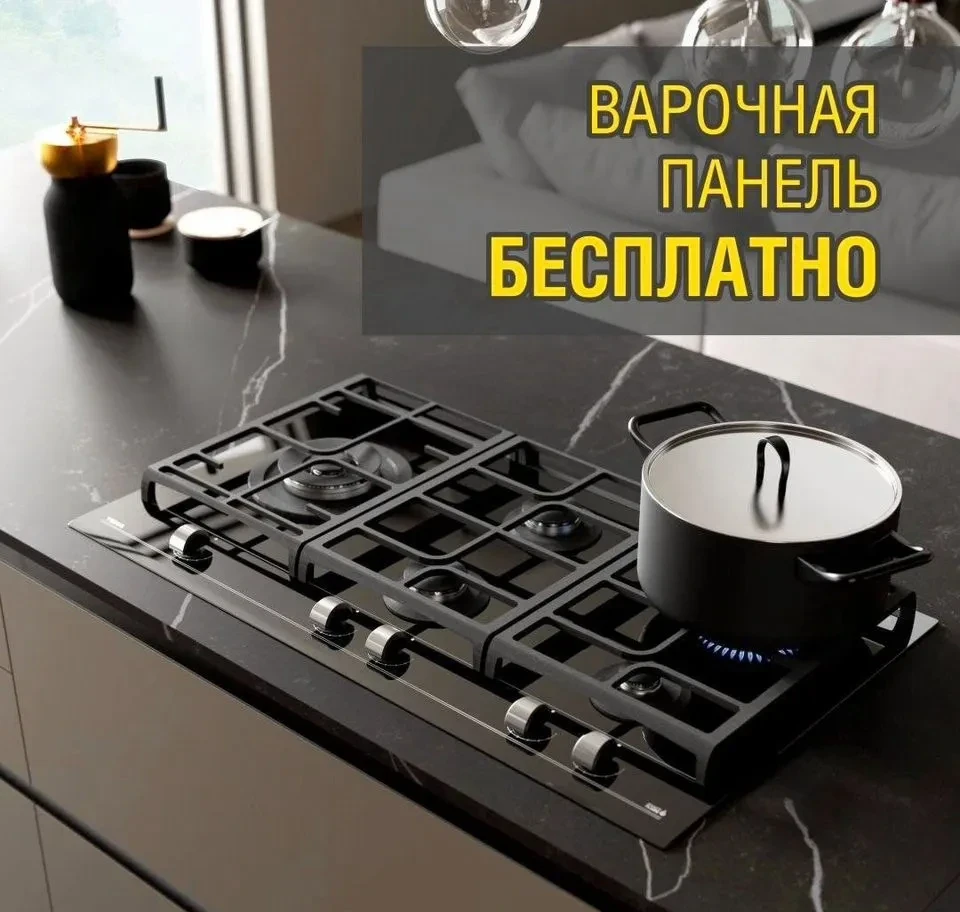 Угловая кухня с деревянными фасадами